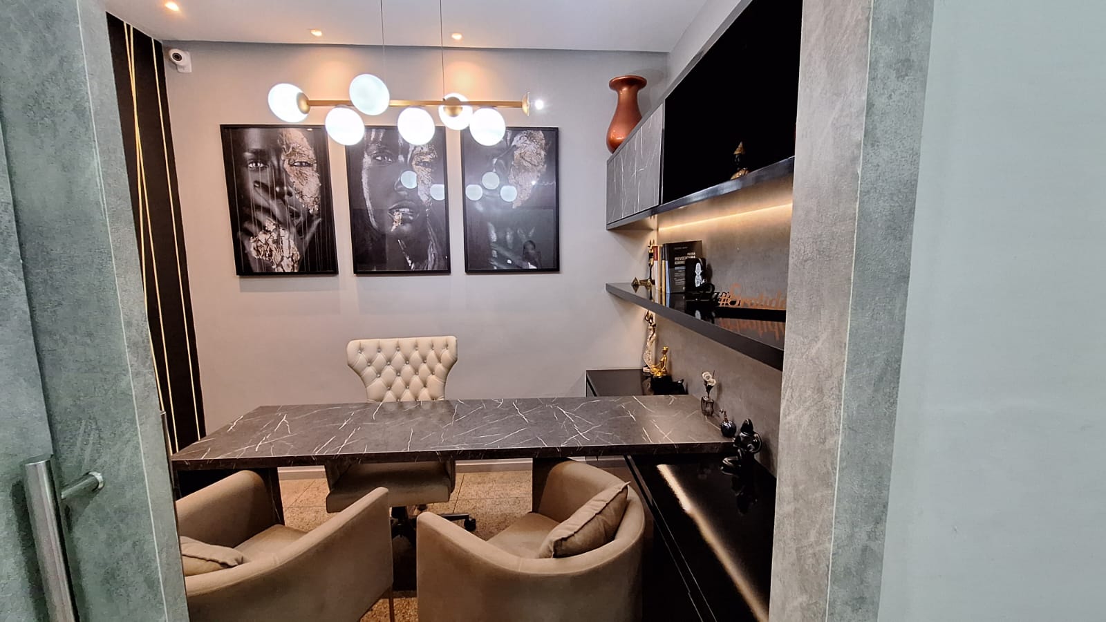 Uma sala para receber e discutir o problema do cliente